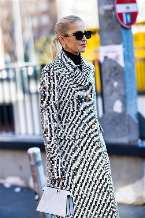 Cappotto bianco e nero grafico, modelli tendenza 